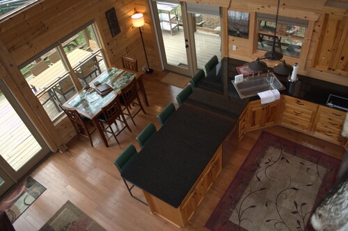 Lake Side Log Cabin, Private Dock, Movie Sunrise Views!