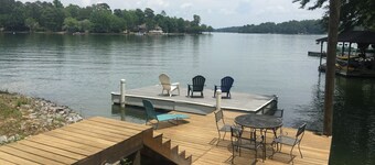 Lake Side Log Cabin, Private Dock, Movie Sunrise Views!