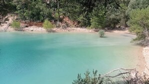 A clear turquoise lake surrounded by trees and a sandy shore. - 🌞 Rent Mobil-Home all comfort - Near Lac de Sainte-Croix 🌿 (Sainte-Croix-du-Verdon)