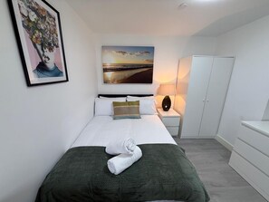 Desk, iron/ironing board, WiFi, bed sheets - Sleek 1BR Flat  Perfect Getaway (Cardiff)