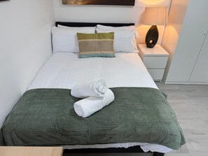 Desk, iron/ironing board, WiFi, bed sheets - Sleek 1BR Flat  Perfect Getaway (Cardiff)