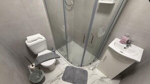 A bathroom with a toilet, shower, and sink. - Sleek 1BR Flat  Perfect Getaway (Cardiff)