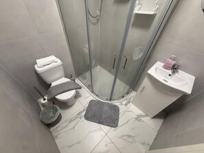 Bathroom - Sleek 1BR Flat  Perfect Getaway (Cardiff)