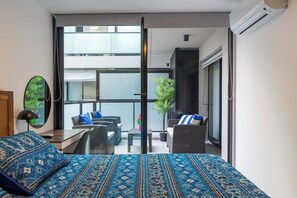 4 slaapkamers, een bureau, een strijkplank/strijkijzer, reisbedje