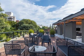 Outdoor dining - Pocitos Dúo Dulce 4 King Beds, 4 Baths, 6 TVs, WiFi, Patio, Pool, Gym, & Parking (Montevideo)