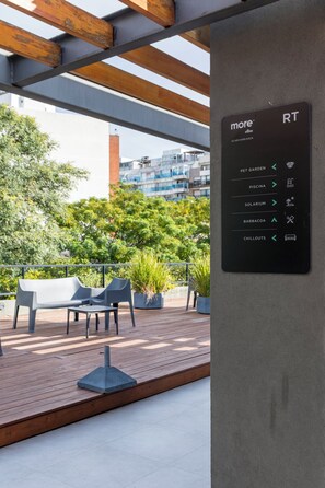 Terrace/patio - Pocitos Dúo Dulce 4 King Beds, 4 Baths, 6 TVs, WiFi, Patio, Pool, Gym, & Parking (Montevideo)