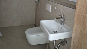 A bathroom with a shower, toilet, and sink. - Vacation apartment Waldbronn 1 person (Waldbronn)