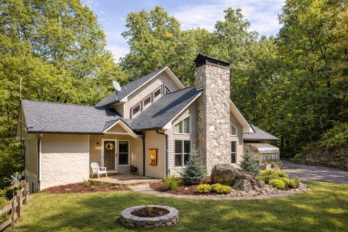 Solace Mountain w/4BR,Sleeps 9, Wi-Fi & Games