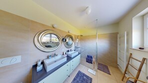 Douche, serviettes fournies, savon, papier toilette