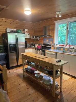 Private kitchen - Peaceful chalet in a magnificent forest for monthly or seasonal rental (Nominingue)