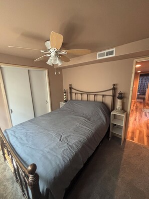 Room - Log Cabin with a waterfront view. Access to boat ramp and swimming dock! (Afton)