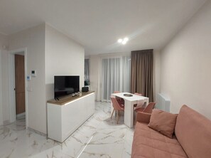 Smart TV - Anna's Deluxe Full Apt EcoRes Valesium | WiFi, Desk, AC, Wshr, Pkg, Uni/City Ctr (Lecce)
