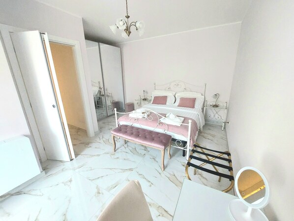 1 chambre, bureau, fer et planche à repasser, Wi-Fi gratuit
