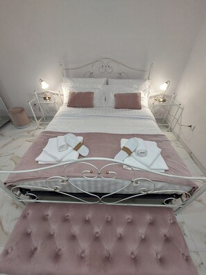 1 bedroom, desk, iron/ironing board, free WiFi - Anna's Deluxe Full Apt EcoRes Valesium | WiFi, Desk, AC, Wshr, Pkg, Uni/City Ctr (Lecce)