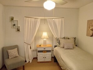 Room - Serenity, Peace & Joyous house close to the Beach (Edgewater)