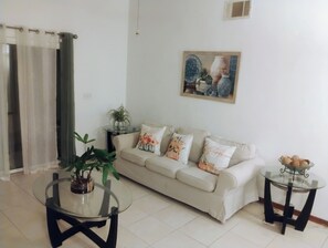 Living area - Serenity, Peace & Joyous house close to the Beach (Edgewater)
