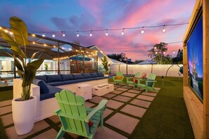 Terrace/patio - Luxury Oasis! Heated Pool, Pickleball, Mini Golf and Games, Sleeps 16-20! (Bradenton)