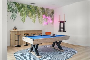 Game room - Luxury Oasis! Heated Pool, Pickleball, Mini Golf and Games, Sleeps 16-20! (Bradenton)