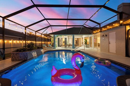 Luxury Oasis! Heated Pool, Pickleball, Mini Golf and Games, Sleeps 16-20!