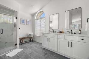 Hair dryer, towels, soap, shampoo - Luxury Oasis! Heated Pool, Pickleball, Mini Golf and Games, Sleeps 16-20! (Bradenton)