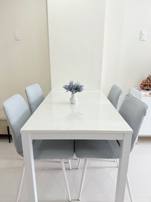Dining - Suite Escape Mactan, with balcony,gym, pool access,near the airport and shops (Lapu-Lapu)