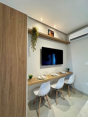 Premium Studio Suite, 1 Bedroom, Patio | Makan dalam bilik