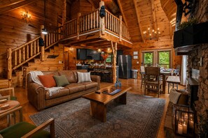 Smart TV, fireplace, table football - Resort Perks|Amazing Location|Hot Tub|Game Room (Pigeon Forge)