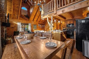 Dining - Resort Perks|Amazing Location|Hot Tub|Game Room (Pigeon Forge)