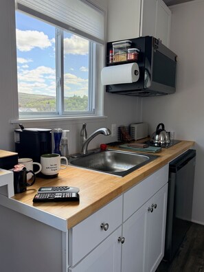 Frigorífico, microondas, cafetera o tetera y tostadora