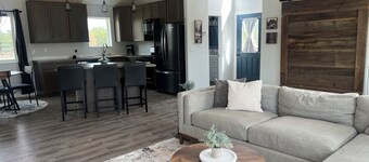 Treetop Retreat Guest House 
Horse Stalls Available