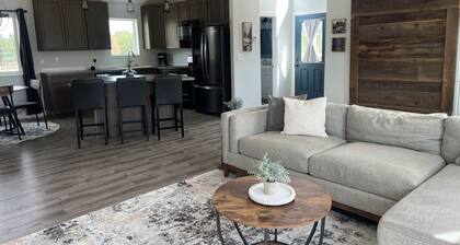 Treetop Retreat Guest House
Horse Stalls Available