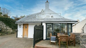 Outdoor dining - Thalassa - sleeps 6 guests  in 3 bedrooms (Cemaes Bay)