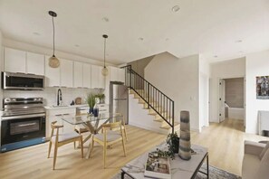 Private kitchen - Modern 3BR Luxury ADU w/ Designer Kitchen & Laundry in Rancho Park (Los Angeles)