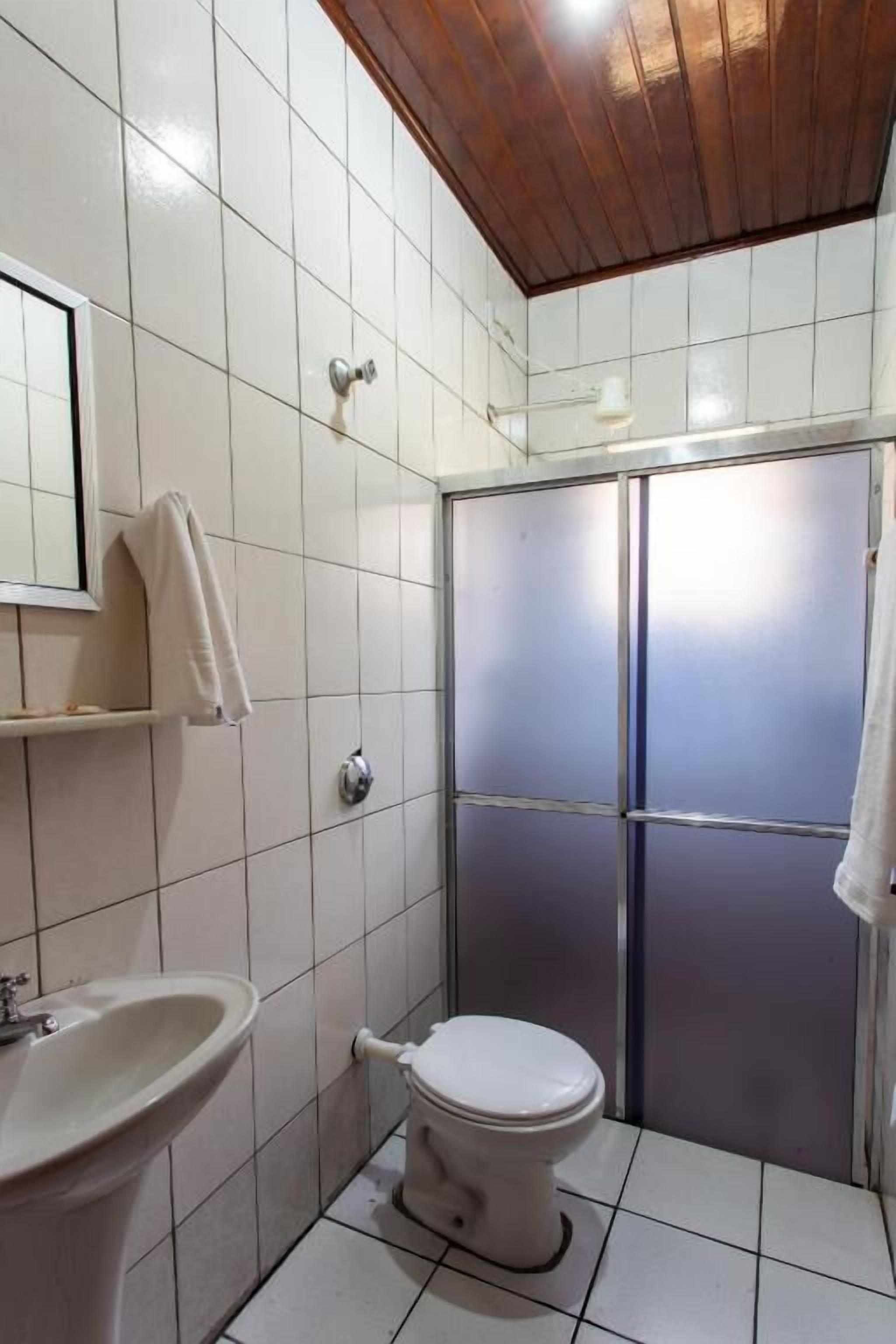 Deluxe Twin Room | Bathroom | Shower, free toiletries, hair dryer, towels