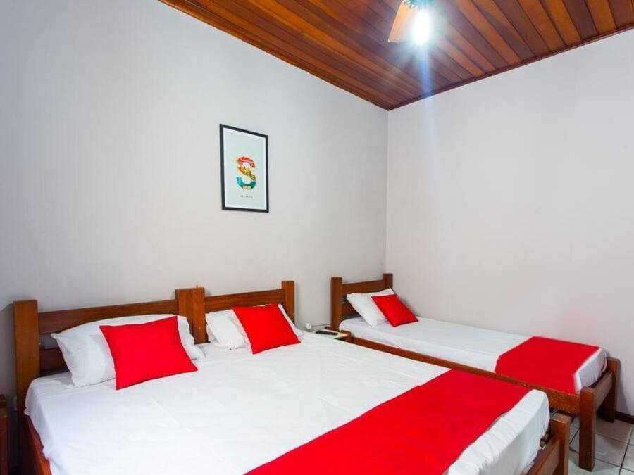 Habitación triple estándar, patio | Espacio para trabajar con un portátil y cortinas opacas