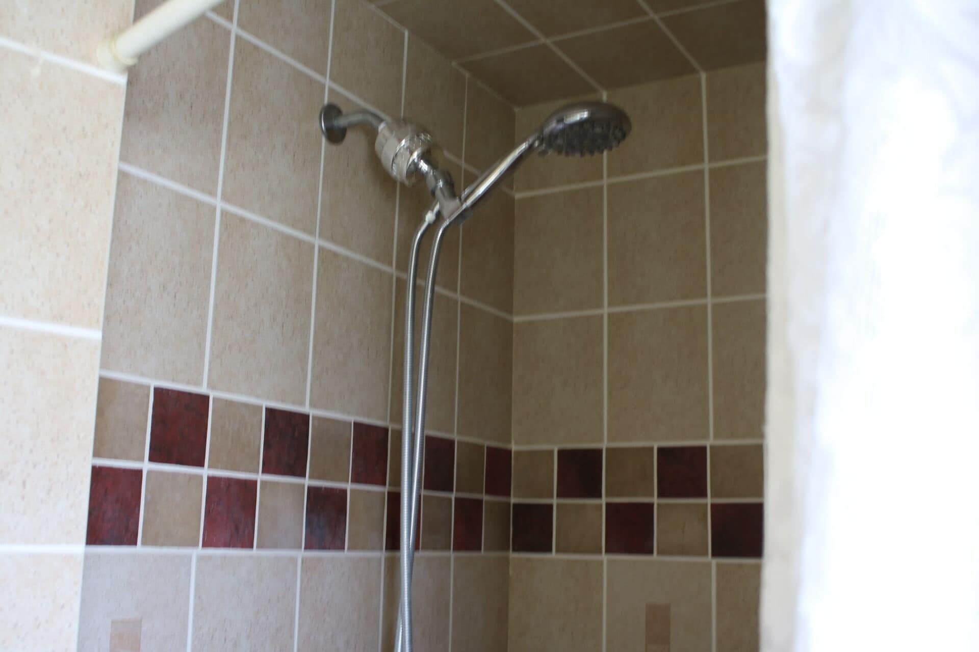 Baignoire à jets, serviettes fournies, savon, papier toilette