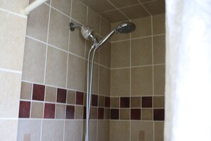 Bañera de hidromasaje, toallas, jabón, papel higiénico