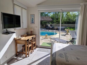 Iron/ironing board, Internet, bed sheets - Vacation home with pool/ 7 persons "Aux Petits Bonheurs (Gizay)