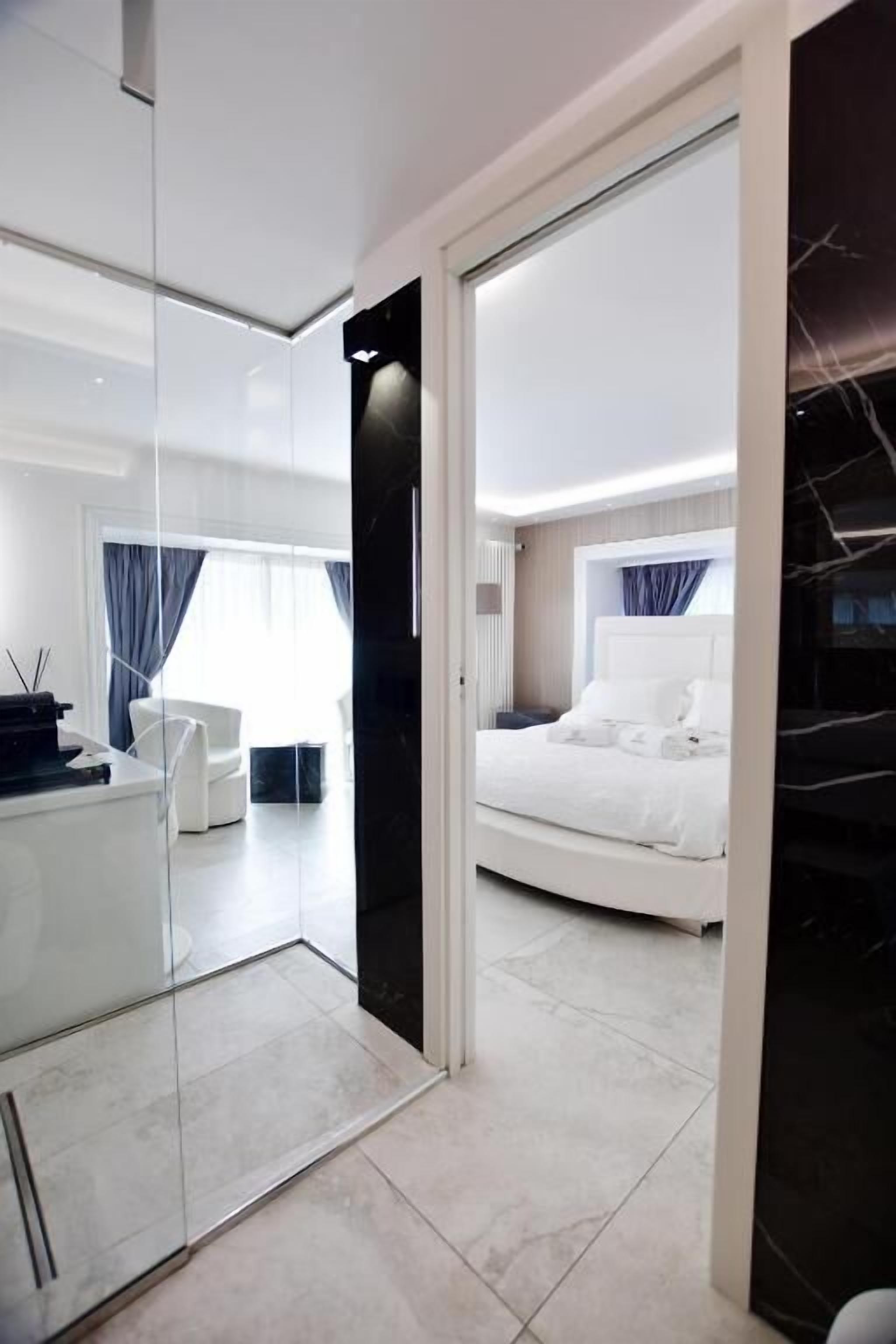 Premium suite, 1 kingsize bed, privébadkamer, uitzicht op de stad | Een kluis op de kamer, een bureau, een laptopwerkplek