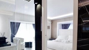 Suite Prestige, 1 très grand lit, salle de bain privée, vue sur la ville | Coffre-fort, bureau, espace de travail pour ordinateurs portables