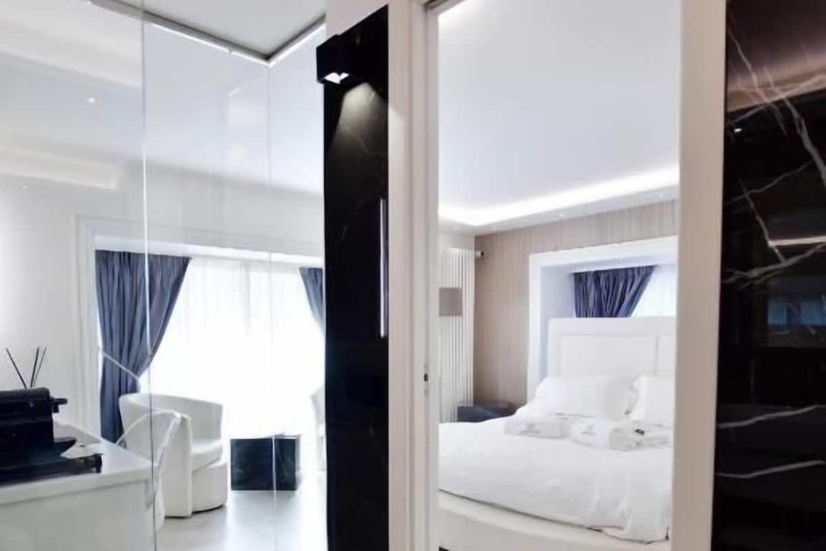 Premium Suite, 1 King Bed, Private Bathroom, City View