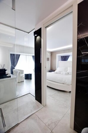 Suite prèmium, 1 llit de matrimoni gran, bany privat, vistes a la ciutat | Caixa forta a l'habitació i escriptori 