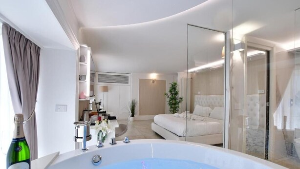 Suite exclusive, 1 très grand lit, non-fumeur, vue sur la ville | Coffre-fort, bureau, espace de travail pour ordinateurs portables