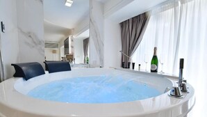 Suite exclusive, 1 très grand lit, non-fumeur, vue sur la ville | Salle de bain | Séchoir à cheveux, pantoufles, serviettes fournies, savon