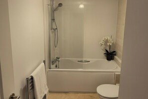 Combined shower/tub, deep soaking tub, towels - 4Br Contractor House ,sleeps 9 , Parking (Bristol)