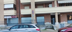 المنطقة المحيطة بالمنشأة