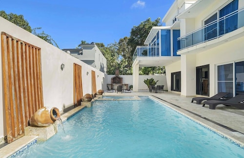 Luxurious Bright and Stylish, 7 Bedroom Villa