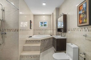 Villa, Mehrere Schlafzimmer, eigener Pool | Badezimmer