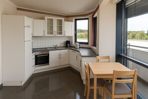 Fridge, microwave, oven, stovetop - Modern penthouse for up to 5 people near Berlin. Only 15 minutes to BER! (Ludwigsfelde)