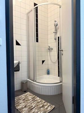 Shower, towels, soap, toilet paper - Modern penthouse for up to 8 people near Berlin. Only 15 minutes to BER! (Ludwigsfelde)